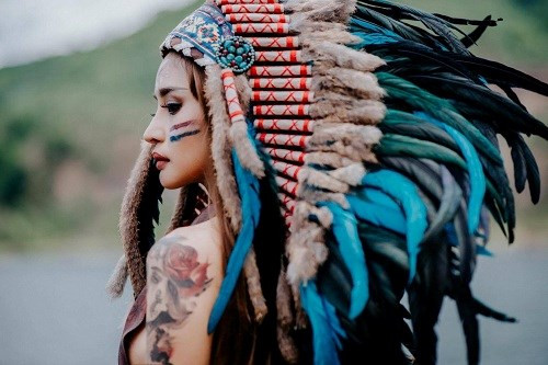 Tú Long vừa là một mẫu ảnh, make up và là một nghệ nhân xăm hình Tattoo tại Đà Nẵng.