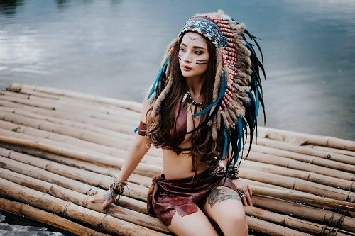 Chia sẻ về concept gây thu hút, cô cho biết: "Mình đã lên ý tưởng chụp concept này từ lâu nhưng đến giờ mới có cơ hội chụp, vì nón đi thuê rất khó, hầu hết chỉ có ở Sài Gòn. Thật ra mình vẫn còn muốn có thêm phụ kiện cung, tên và ngựa cho giống nữ thổ dân...nhưng ở đây không tìm thấy nên chỉ chụp bộ ảnh đơn giản vậy".