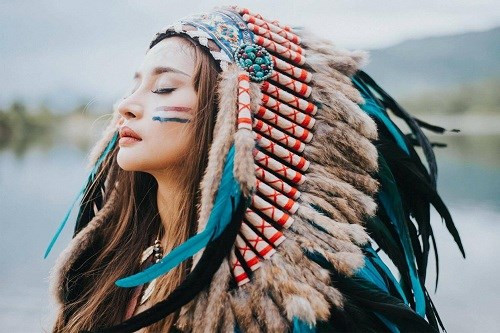 Tuy nhiên, một số ý kiến bày tỏ định kiến đối khi nhìn thấy hình xăm trổ to lớn của cô.