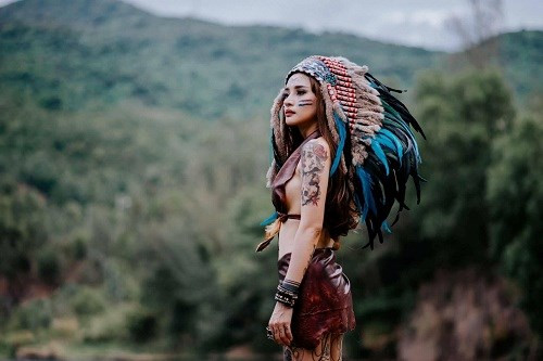 Nữ thổ dân lạnh lùng và cuốn hút với những hình xăm trên cơ thể.