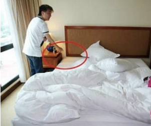 Đàm Vĩnh Hưng Năm 2009, ca sĩ Đàm Vĩnh Hưng ra Hà Nội lưu diễn và nghỉ tại một khách sạn lớn. Nửa đêm, nam ca sĩ về phòng ngủ của khách sạn, trước khi đi ngủ đã để 2 chiếc nhẫn vàng gắn kim cương trị giá 200 ngàn USD trên mặt bàn và để 1 ví bên trong có 9.000 USD và 5 triệu đồng ở đầu giường. Tuy nhiên, đến 10h30′ sáng, nam ca sỹ phát hiện bị mất toàn bộ số tư trang và tiền bạc nói trên. Tổng tài sản lên tới hơn 4,5 tỷ.