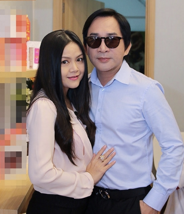 Nghệ sĩ Kim Tử Long Nghệ sĩ Kim Tử Long cùng gia đình rời căn biệt thự tại huyện Bình Chánh để đi ăn tối. Khoảng 21h30 cùng ngày, anh cùng gia đình trở về. Khi cánh cửa căn biệt thự vừa hé mở, anh phát hiện chiếc két sắt đã bị đục phá hoàn toàn. Sau khi kiểm tra, gia đình anh phát hiện toàn bộ tài sản chứa bên trong như tiền mặt, vàng, ngoại tệ đều bị lấy mất. Tổng giá trị của những món đồ này lên đến 1 tỷ đồng.