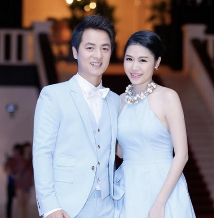 Đăng Khôi Tháng 2/2016, nam ca sĩ Đăng Khôi chia sẻ thông tin gia đình anh bị trộm “ghé thăm” vào và lấy đi nhiều tài sản có giá trị. Nam ca sĩ cho biết: “Chỉ hơn 2 tiếng rời khỏi nhà, từ 17h30 đến 20h trở về thì nhà tôi đã mất sạch tài sản lớn, mặc dù ngay trước cổng nhà có chốt an ninh bảo vệ của khu vực. Và trong 3 ngày (28, 29, mùng 1 Tết) quanh khu tôi ở Quận 7 có 3 nhà đều bị trộm”. Khi xem lại camera, tên trộm ngang nhiên vào nhà phá các lớp bảo vệ, lục tung các phòng tìm tài sản và đục két sắt… Toàn bộ số tiền mà ca sĩ Đăng Khôi đang chuẩn bị chữa bệnh cho mẹ ngay sau Tết cùng tài sản trị giá lên tới 800 triệu đồng đã mất sạch.