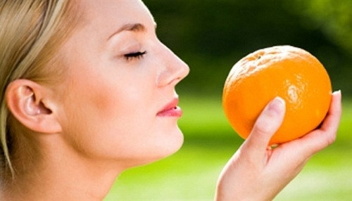 11. Cam chống lão hóa cho làn da. Cam có đầy đủ beta-carotene là một chất chống ôxy hóa mạnh mẽ bảo vệ các tế bào khỏi bị thiệt hại, đồng thời bảo vệ da khỏi các gốc tự do và ngăn ngừa các dấu hiệu lão hóa.