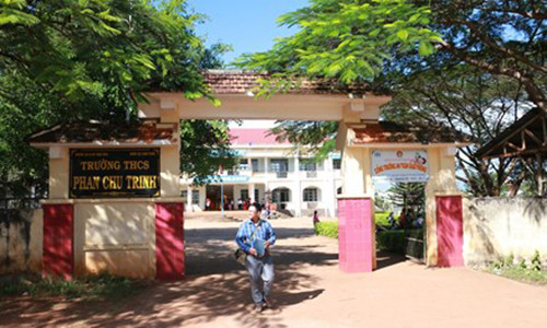 Truong thu phi ky la khien phu huynh buc xuc