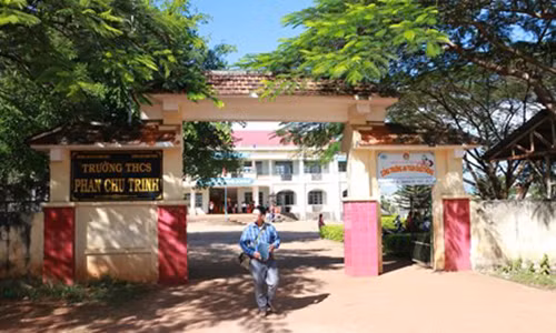 Truong thu phi ky la khien phu huynh buc xuc