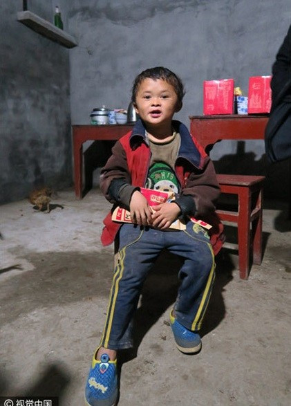 Một số người và đại diện các cơ quan tặng quà, hỗ trợ về vật chất cho gia đình cậu bé 8 tuổi. Không ít người hứa hẹn sẽ chu cấp cho việc học của cậu sau này.