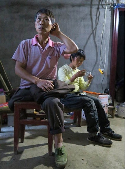 Bố của "Jack Ma nhí" là Fan Jiafa, ông bị cụt chân, kết hôn với người vợ tâm thần và bại liệt. Ngoài hai con trai, vợ chồng ông còn phải chăm sóc mẹ già mắc bệnh Alzheimer. Cuộc sống gia đình khó khăn nên anh em Xiaoquin không thể đến trường. Ngoại hình giống hệt ông chủ Alibaba mang lại cho cậu bé 8 tuổi cơ hội học tập cùng không ít phiền toái.