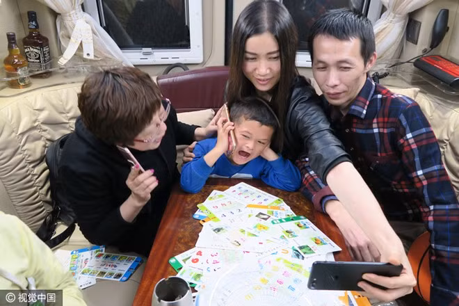 Một người nổi tiếng còn đến nhà cậu bé giống hệt Jack Ma, quay lại trải nghiệm của ông ta tại đây rồi đăng lên trang cá nhân nhằm tăng lượng truy cập và số người theo dõi.