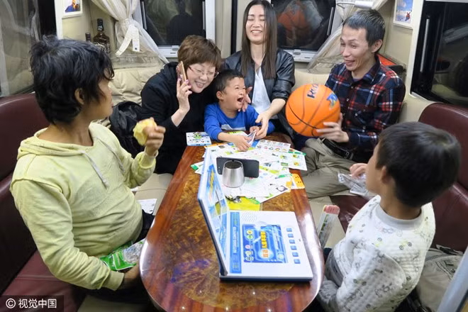 Nhiều người tìm đến gia đình "Jack Ma nhí" với mục đích khác nhau. Dân làng cho biết mỗi ngày, nhà Xiaoquin đón khoảng 50 khách.