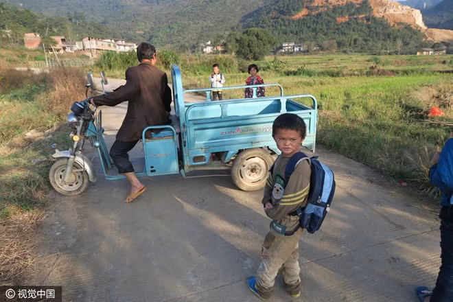 Sự nổi tiếng đó cũng mang lại gánh nặng cho bản thân Xiaoquin và gia đình nghèo sống tại huyện Vĩnh Phong, tỉnh Giang Tây, của em.