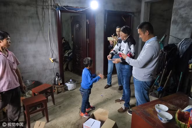 Các phóng viên, doanh nhân, tổ chức phi lợi nhuận thường xuyên đến thăm và tặng quà, tạo gánh nặng lên ông Jiafa. Nhiều người chỉ trích ông lợi dụng con trai kiếm tiền, khiến ông không ít lần phải giải thích. Người đàn ông nghèo cũng tỏ ý cảm kích sự giúp đỡ từ các nhà hảo tâm, hy vọng số tiền đó có thể giúp hai con trai học tập để đổi đời.