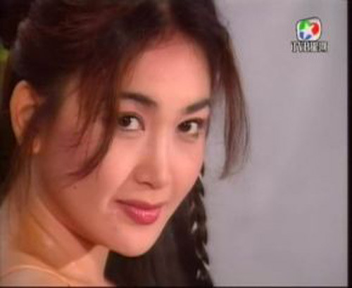 Trong khi nữ diễn viên Ôn Bích Hà táo bạo khi thủ vai diễn Phan Kim Liên trong Mối hận Kim Bình 1994 chuyển thể từ Kim Bình Mai, còn Châu Hải My thành danh từ vai diễn Chu Chỉ Nhược trong Ỷ Thiên Đồ Long Kí, đến nay cả hai bông hoa đều chạm đến tuổi ngũ tuần. Nhưng mỗi người lại có một số phận khác nhau.