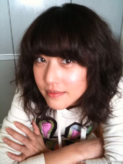 Ngày 17/11 vừa qua trên trang mạng cá nhân, cả Ôn Bích Hà và Châu Hải Mi đều đăng ảnh “tự sướng” của bản thân, nhưng có sự đối lập vô cùng lớn khi Ôn Bích Hà càng ngày càng trẻ đẹp như thiếu nữ đôi mươi, còn Châu Hải My khiến cho cộng đồng mạng được một phen bất ngờ vì dù trông cô vẫn trẻ đẹp nhưng lại quá xuề xòa và không chăm chút cho bản thân.