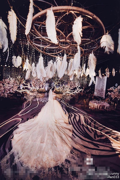 Nhiều cư dân mạng theo dõi trực tuyến hôn lễ của San San đã phải thốt lên đây thực sự là một "đám cưới ngôn tình".