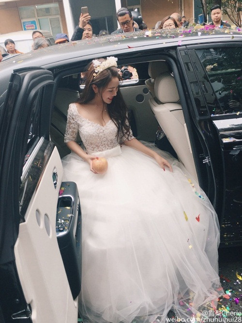 Cô nàng được đón rước bằng chiếc siêu xe bản giới hạn của Kim Bạch Xuyên.