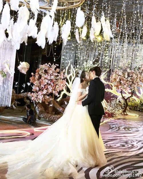 Giữa khung cảnh lãng mạn như cổ tích, San San và thiếu gia trẻ trao nhau những cử chỉ yêu thương tình cảm.