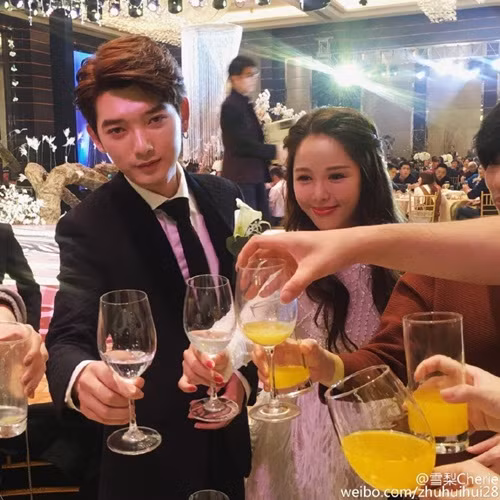 Chồng của Lâm San San là Kim Bạch Xuyên, thiếu gia của đại gia tộc họ Kim nổi tiếng lắm tiền nhiều của vùng Đông Bắc, Trung Quốc. Đám cưới được tổ chức hoành tráng không kém gì đám cưới của những siêu sao điện ảnh.