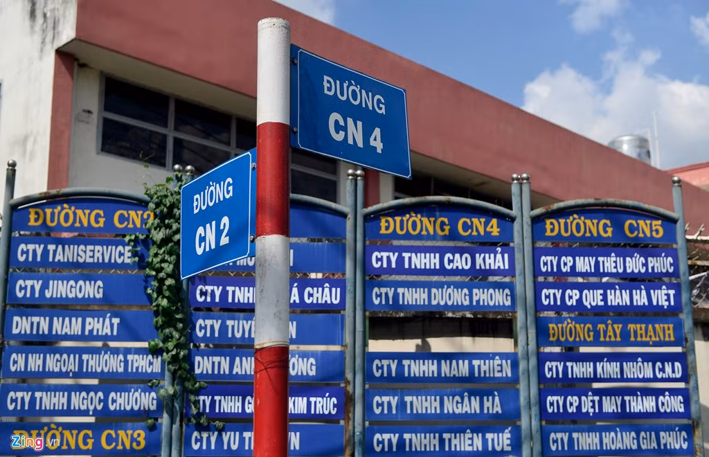 Những tuyến đường có tên được đánh giá là "dễ thở" hơn đặt tại các khu công nghiệp trên địa bàn thành phố thường dùng chữ cái viết tắt CN cộng thêm số để phân biệt. Bên cạnh đó, TP HCM đang có vô số tuyến đường mang chữ cái và số trùng nhau trên nhiều địa bàn khiến việc tìm kiếm rất khó khăn. Nhiều tên đường không hiển thị trên bản đồ.