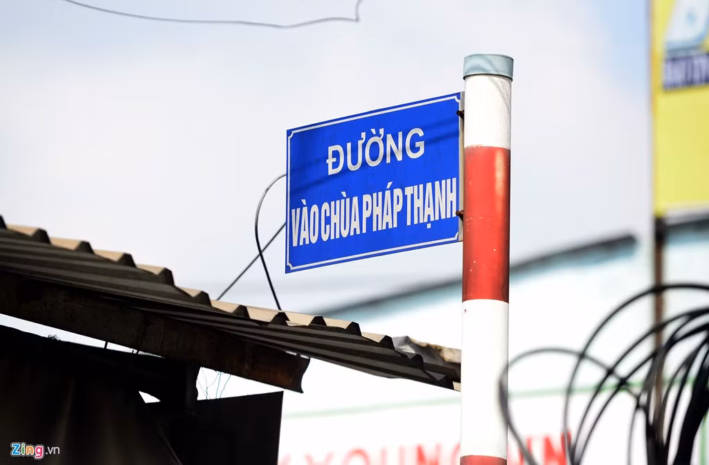 Thuộc hẻm đường Lê Văn Khương, quận 12 nhưng một đoạn đường vào ngôi chùa bên trong mang tên Vào Chùa Pháp Thạnh. Bảng tên đường này cũng giống như các tuyến đường khác từ bảng màu xanh đến cột sơn viền trắng đỏ.