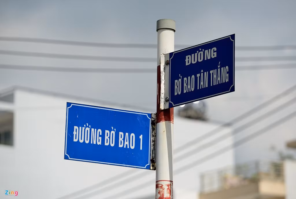 Đường Bờ Bao Tân Thắng và đường "ăn theo" Bờ Bao 1 là những tuyến đường mới thuộc phường Sơn Kỳ, quận Tân Phú khi xây dựng khu đô thị và trung tâm thương mại tại đây.