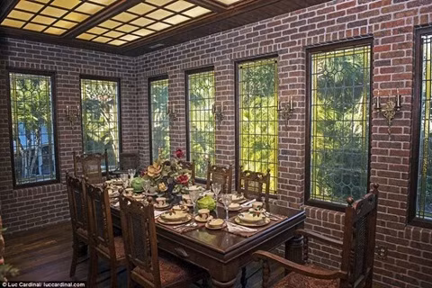 Vợ chồng nhà Corberts cho rằng, việc cải tạo ngôi nhà không phải là vấn đề tiền bạc mà là việc họ muốn làm.