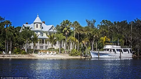 Cặp vợ chồng George và Nancy Corbett (Mỹ) đã chi 1 USD mua một căn nhà hoang. Thế nhưng để di dời căn nhà bằng về Ruskin (Florida, Mỹ), họ đã trả chi phí lên đến 250.000 USD. Sau 2 năm cải tạo, căn nhà có giá bán lên đến 1,15 triệu USD. Căn nhà có 7 phòng ngủ, rộng 7000m2, 5 lò sưởi, 1 thang máy, cửa kính màu sắc, bể bơi...