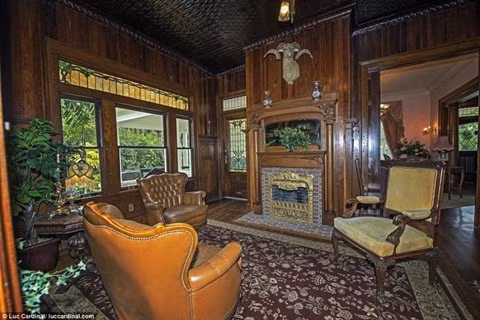 Họ dự định mất 3 năm để sửa chữa, cải tạo nhưng cuối cùng đã mất tới 7 năm. Căn biệt thự 4 tầng hiện nay rất sang trọng, các ô cửa sổ kính màu tuyệt đẹp nhưng bức tường làm từ gỗ hạt dẻ và gỗ sồi.