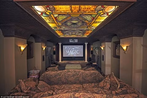 Căn nhà có cả phòng chiếu phim.