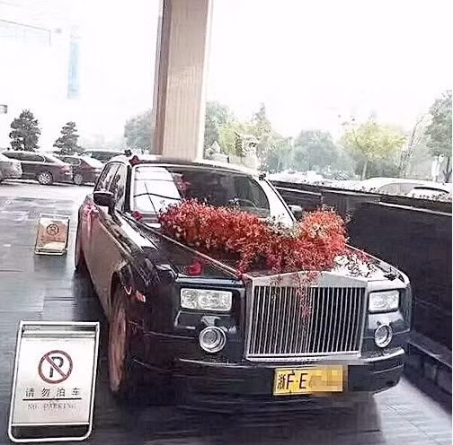 Chú rể cũng giàu có không kém khi dùng siêu xe Roll Royce để rước dâu.