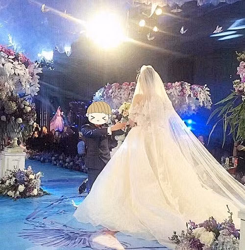 Cô dâu được cho là con gái của một phú thương nổi tiếng và có danh vọng trong vùng.