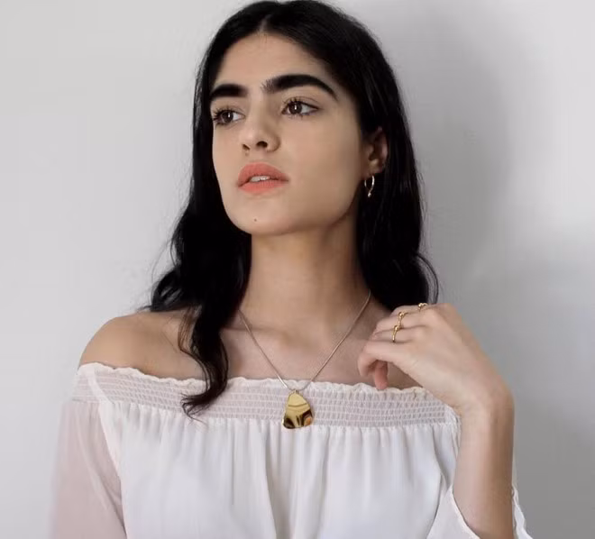 Đến nay, một số người vẫn tỏ thái độ khó chịu về cặp lông mày của thiếu nữ 17 tuổi trên trang cá nhân của cô: “Tôi thích lông mày dày nhưng không ưa kiểu của cô, chúng quá đen và dày”, “Bạn thực sự không cần lông mày đâu”...