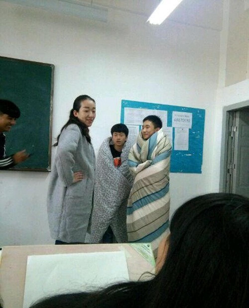 "Ngày xưa mỗi khi trời rét tôi luôn ước được quấn chăn đến lớp. Cuối cùng ước mơ thủa xa xưa cũng có người thực hiện hộ", một cư dân mạng bình luận.