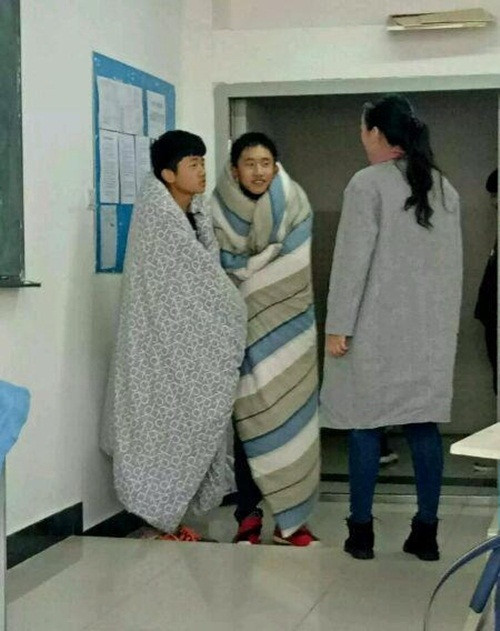 Sau khi bài viết và những hình ảnh về hai nam sinh này được đăng tải trên mạng xã hội, ngay lập tức đã nhận được sự chú ý. Nhiều người đã chia sẻ bài viết về trang cá nhân của mình kèm theo lời bình luận hài hước.