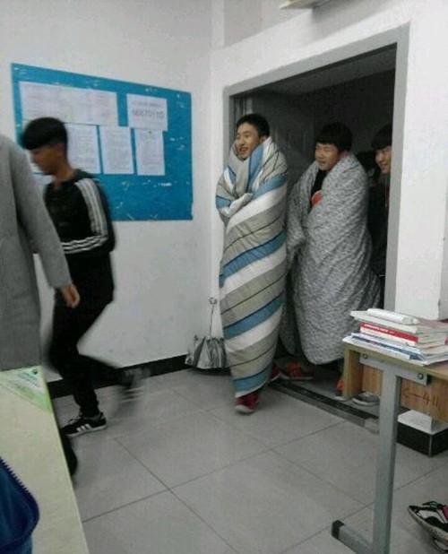 Tuy vậy, có lẽ vì hai nam sinh "kể khổ" khá tốt và thời tiết thực sự rất lạnh nên cuối cùng "đôi bạn cùng tiến" cũng được cô giáo cho vào lớp và ngồi học trong chiếc chăn ấm áp.