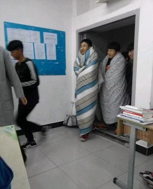 Tuy vậy, có lẽ vì hai nam sinh "kể khổ" khá tốt và thời tiết thực sự rất lạnh nên cuối cùng "đôi bạn cùng tiến" cũng được cô giáo cho vào lớp và ngồi học trong chiếc chăn ấm áp.