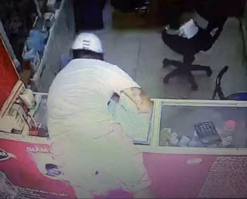 Vo mua thuoc, trom cap hang chuc trieu dong trong cua hang-Hinh-2