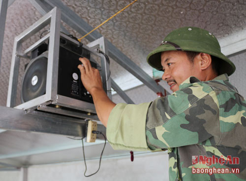 Qua tìm hiểu trên mạng xã hội, nhận thấy mô hình nuôi lợn, cho lợn nghe nhạc mang hiệu quả cao, vậy là anh làm thử. Ngoài đầu tư hệ thống chuồng nuôi thoáng mát, anh bỏ gần 3 triệu đồng mua thêm bộ loa máy để mở hàng ngày vào thời điểm cho lợn ăn. Theo anh Huỳnh, dòng nhạc được anh chọn mở đó là dòng nhạc trữ tình, với âm độ vừa phải. Bằng phương pháp này, giúp cho đàn lợn hay ăn, ngủ nhiều nên chóng lớn, thời gian xuất chuồng cũng sớm hơn từ 10-15 ngày so với lợn nuôi không được nghe nhạc.