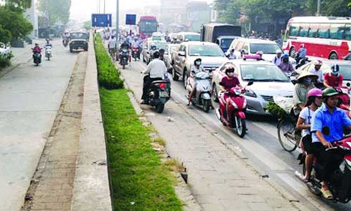 Đường Nguyễn Khoái thường xuyên bị tắc vì xe ra vào Bến xe Lương Yên.