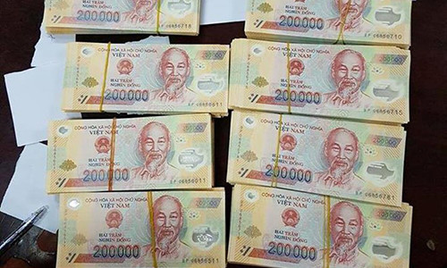 Gần nửa tỷ đồng tiền giả bị thu giữ trong vụ án. Ảnh: Công an cung cấp.