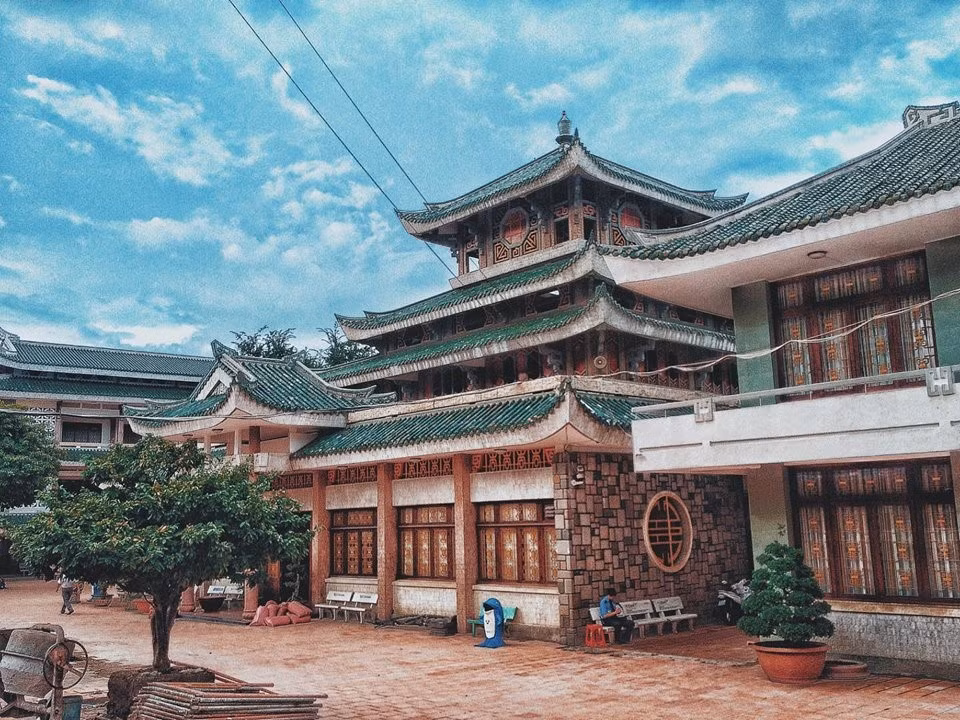 Miếu bà chúa Xứ: Đây là địa điểm du lịch tâm linh có khung cảnh đẹp nổi tiếng của tỉnh An Giang nằm trên núi Sam, thành phố Châu Đốc. Miếu bà Chúa Xứ có hình khối tháp, dạng hoa sen, lợp ngói ống màu xanh kết hợp với nghệ thuật trang trí nét chạm trổ tinh tế, công phu. Ảnh: Dương Hoàng Minh.