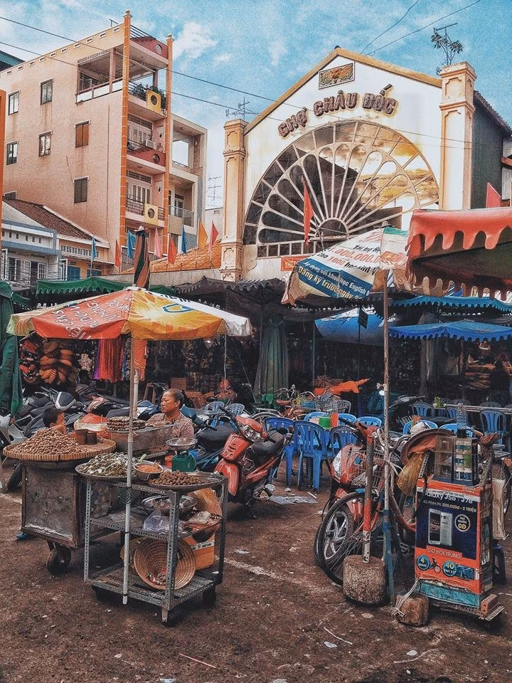 Chợ Châu Đốc: Chợ nằm ở phường Châu Phú A, thành phố Châu Đốc, tỉnh An Giang. Đây là điểm tham quan không thể bỏ qua khi đến miền Tây Nam Bộ. Chợ nổi tiếng nhất là các loại mắm và rất nhiều món ăn để thực khách lựa chọn mua về làm quà như bánh bò, bánh thốt nốt, kẹo me... Ảnh: Dương Hoàng Minh.