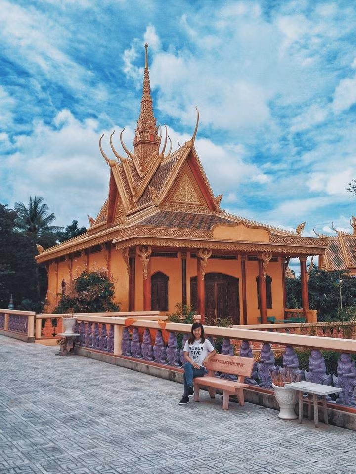 Chùa Tà Pạ: Ngôi chùa tọa lạc ở huyện Tri Tôn, tỉnh An Giang. Từ chợ Tri Tôn đi hết đường Nguyễn Trãi hướng về khu du lịch đồi Tức Dụp, bạn sẽ đến chùa Tà Pạ. Toàn bộ khu tháp được lát bằng đá granit và xây dựng theo kiến trúc độc đáo của người Khmer, chính giữa là tượng Phật Thích Ca uy nghiêm. Ảnh: Dương Hoàng Minh.