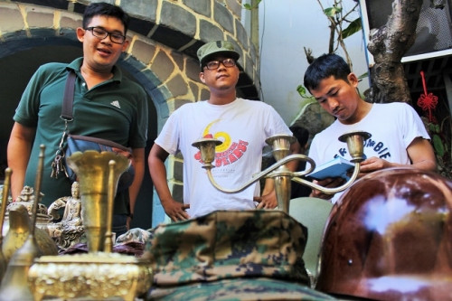 Đa số những chủ đến trưng bày những món đồ của mình đều là những dân chơi đồ cổ. Ảnh: Ngọc Nhiên