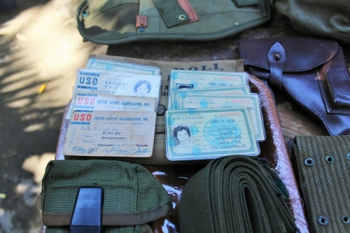 Một số giấy tờ thời xưa cũng có trong phiên chợ. Ảnh: Ngọc Nhiên