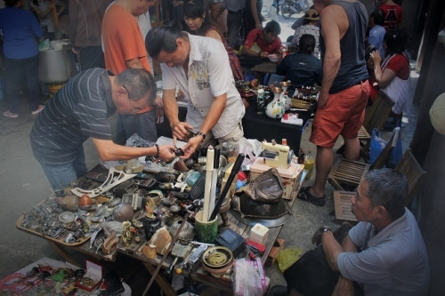 Thật ra chợ này không chỉ dành riêng cho dân đam mê đồ cổ mà còn là nơi tụ họp của những người có sở thích sưu tầm hay hứng thú tìm hiểu về câu chuyện của những món đồ cổ. Chợ gồm hơn 100 gian hàng cùng hàng ngàn món đồ đa dạng từ những cuốn báo xa xưa, đồng hồ, những chiếc bi-đông thời chiến, họp quẹt zippo,…