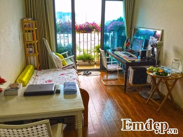 Nhìn ban công rực rỡ hoa dạ yến thảo, và không gian phòng làm việc nhìn ra ban công với chiếc bàn nhỏ, ghế nệm tựa xinh xắn, ít ai đoán được rằng, không gian xinh xắn được chăm chút kỹ lưỡng này lại là của chàng trai 24 tuổi ở Từ Liêm, Hà Nội.