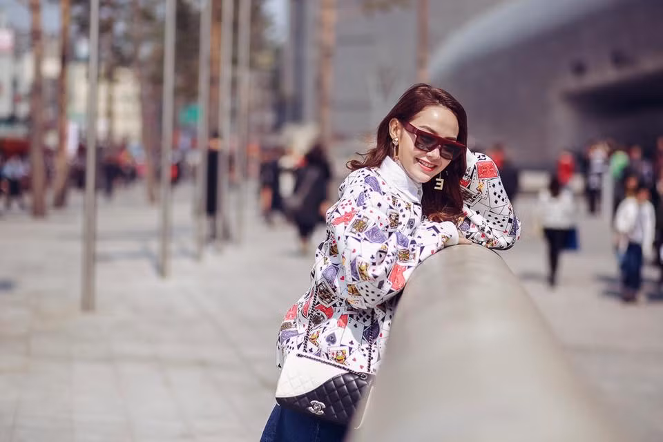  Minh Hằng là một trong những ngôi sao hàng đầu showbiz Việt. Không chỉ tài năng, xinh đẹp mà Minh Hằng còn sở hữu gu thời trang đáng nể. Ngoài cách phối đồ thông minh và linh hoạt, cô có cách sử dụng hàng hiệu vô cùng đẳng cấp. Không phô trương khoe của nhưng đến nhiều ngôi sao hạng A thế giới cũng phải "nể phục" nữ ca sĩ về khoản mua sắm, dùng đồ xa hoa lên tới cả tỷ đồng. Nếu như trước, Minh Hằng còn bị chê "quê mùa" và diêm dúa thì thời gian gần đây, khó có thể tìm ra điểm trừ trong bất cứ set đồ nào của "bé Heo" mỗi khi ra đường.