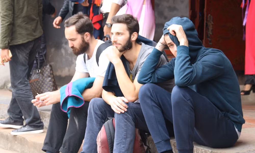 Ba chàng trai nước ngoài tỏ ra thích thú trước cảnh tượng thú vị ở Văn Miếu.