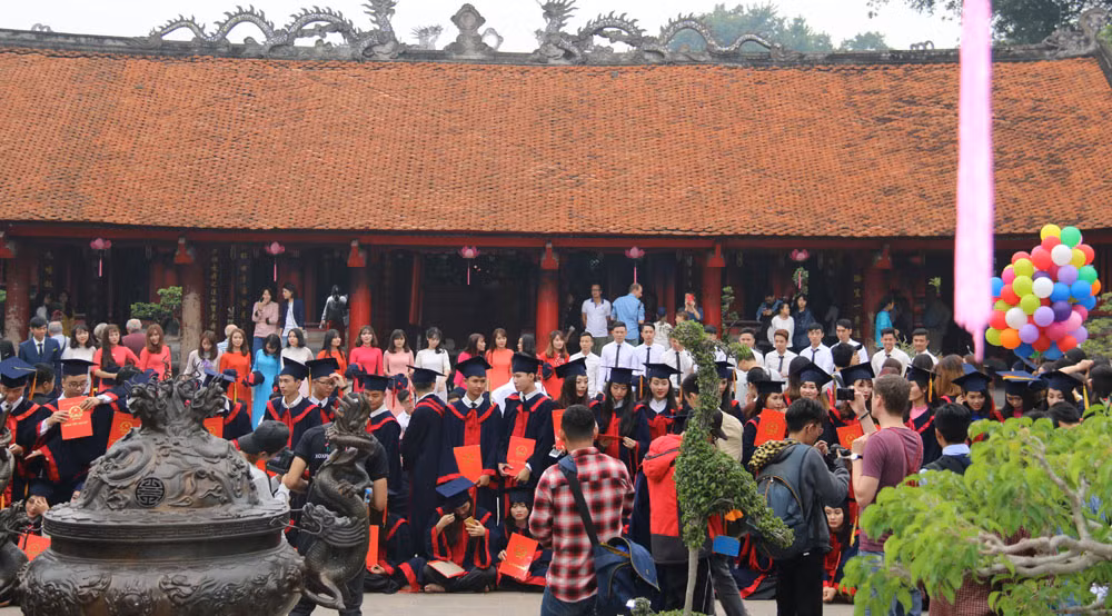 Vì thế, rất dễ thấy một đoàn sinh viên tới Văn Miếu chụp ảnh không chỉ có riêng tập thể lớp đó mà còn kéo theo rất nhiều bạn bè, người thân riêng của mỗi người (có thể không học cùng lớp, cùng trường). “Trong một ngày các bạn thường đi hết 2, 3 địa điểm dự kiến. Ví dụ bắt đầu từ Văn Miếu, sau đó sang Hoàng Thành, cuối cùng là Yên Sở”, thợ ảnh chuyên nghiệp này cho hay.